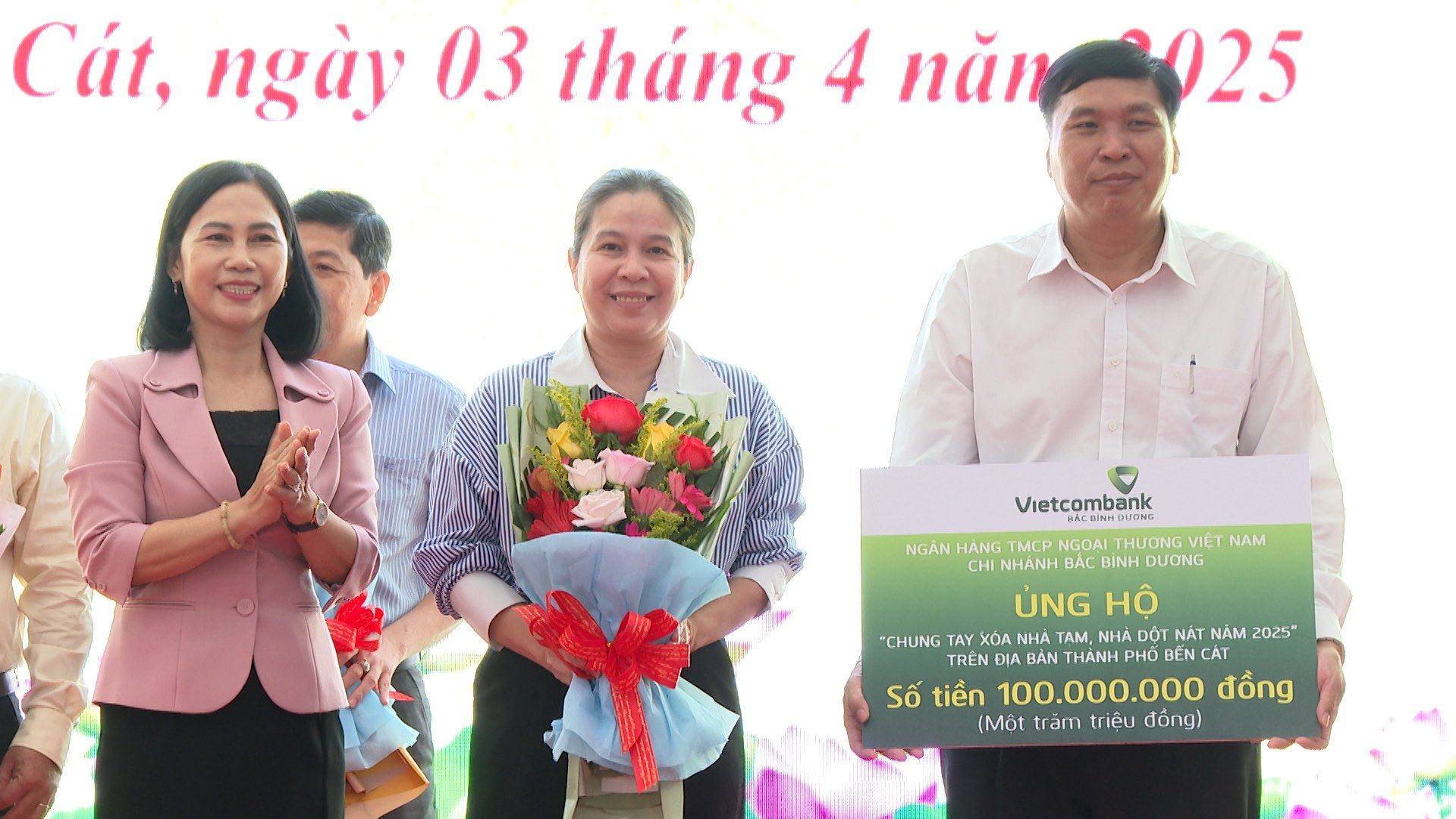 Có thể là hình ảnh về 4 người và văn bản cho biết 'Cát, ngày 03 tháng 4năn025 025 4 năn Vietcombank NGÂN HANG TMCP NGOA NGOAL THƯƠNG VIỆT NAM CHI NHẢNH BAC BINH BINH DƯƠNG ỦNG HỘ "CHUNG TAY XÓA NHA NHA DỘT NẮT NÂM 2025" TRÊN ĐIA BAN THÀNH PHO BẾN CÁT Số tiền 100.000.000 00.000 đồng (Môt trăm Mötrămtriêuđổng) triệu đồng)'