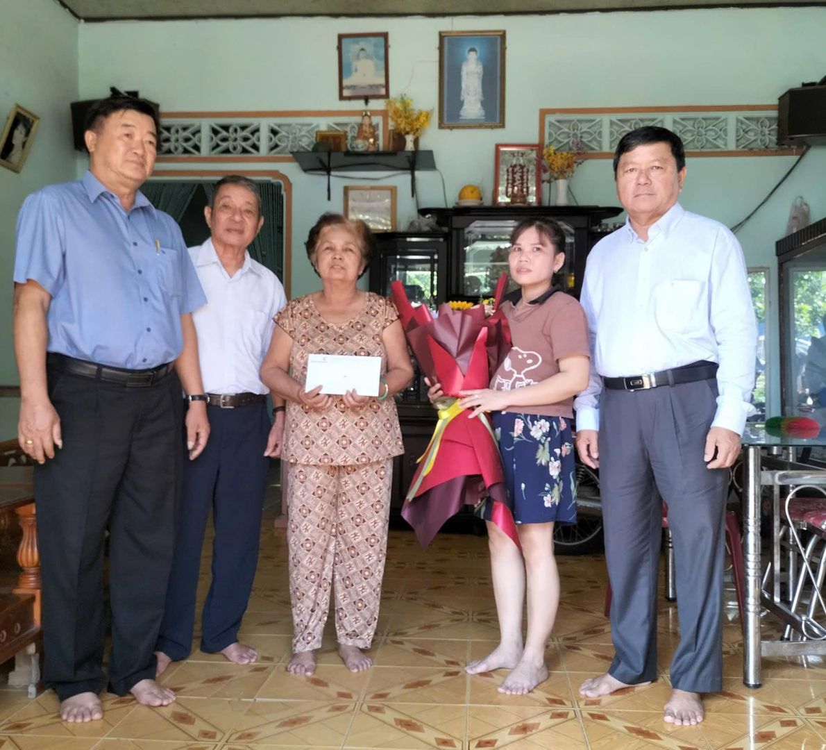 C&oacute; thể l&agrave; h&igrave;nh ảnh về 5 người