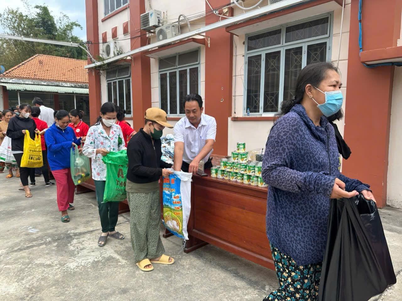 Có thể là hình ảnh về 7 người, bệnh viện và văn bản