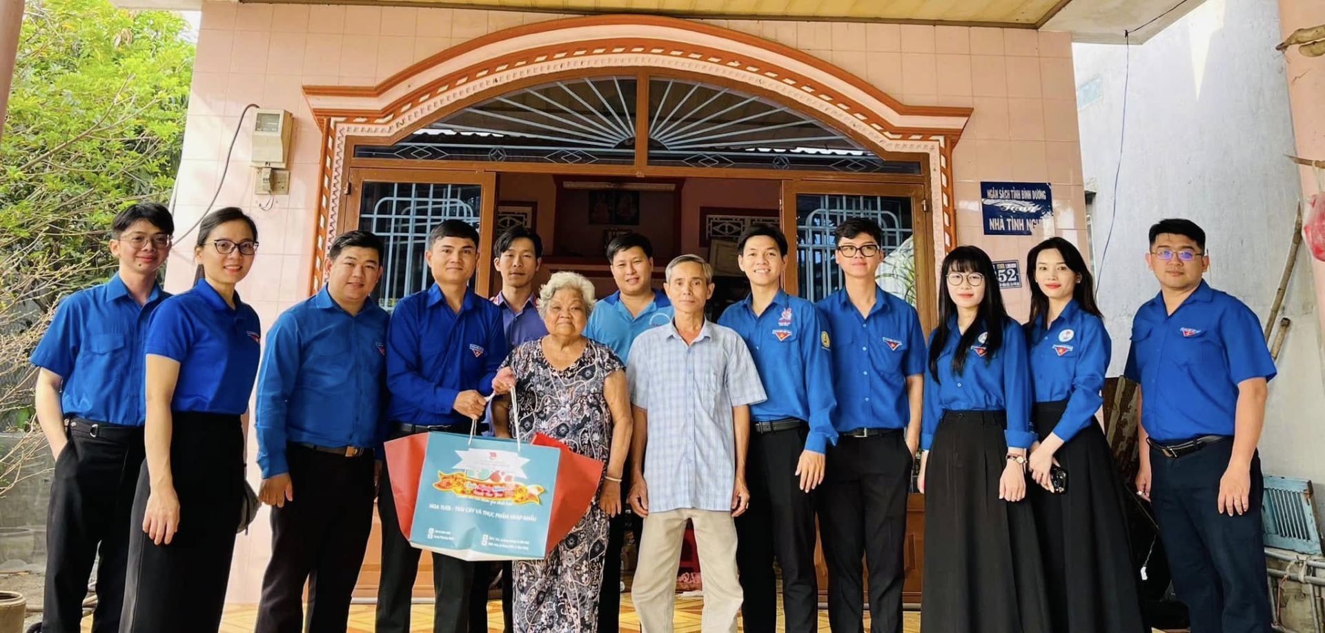 Có thể là hình ảnh về 11 người, kèn clarinet và văn bản