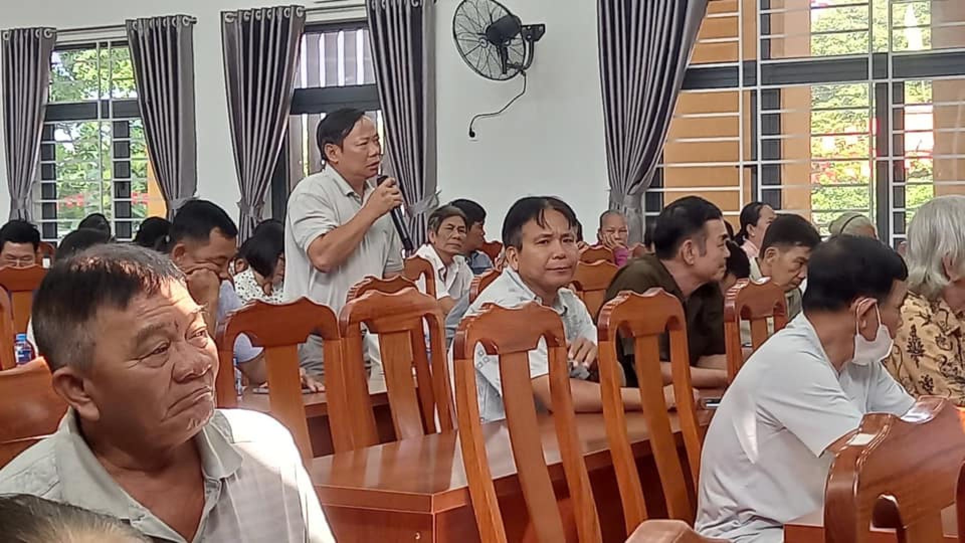 Có thể là hình ảnh về 10 người và mọi người đang học