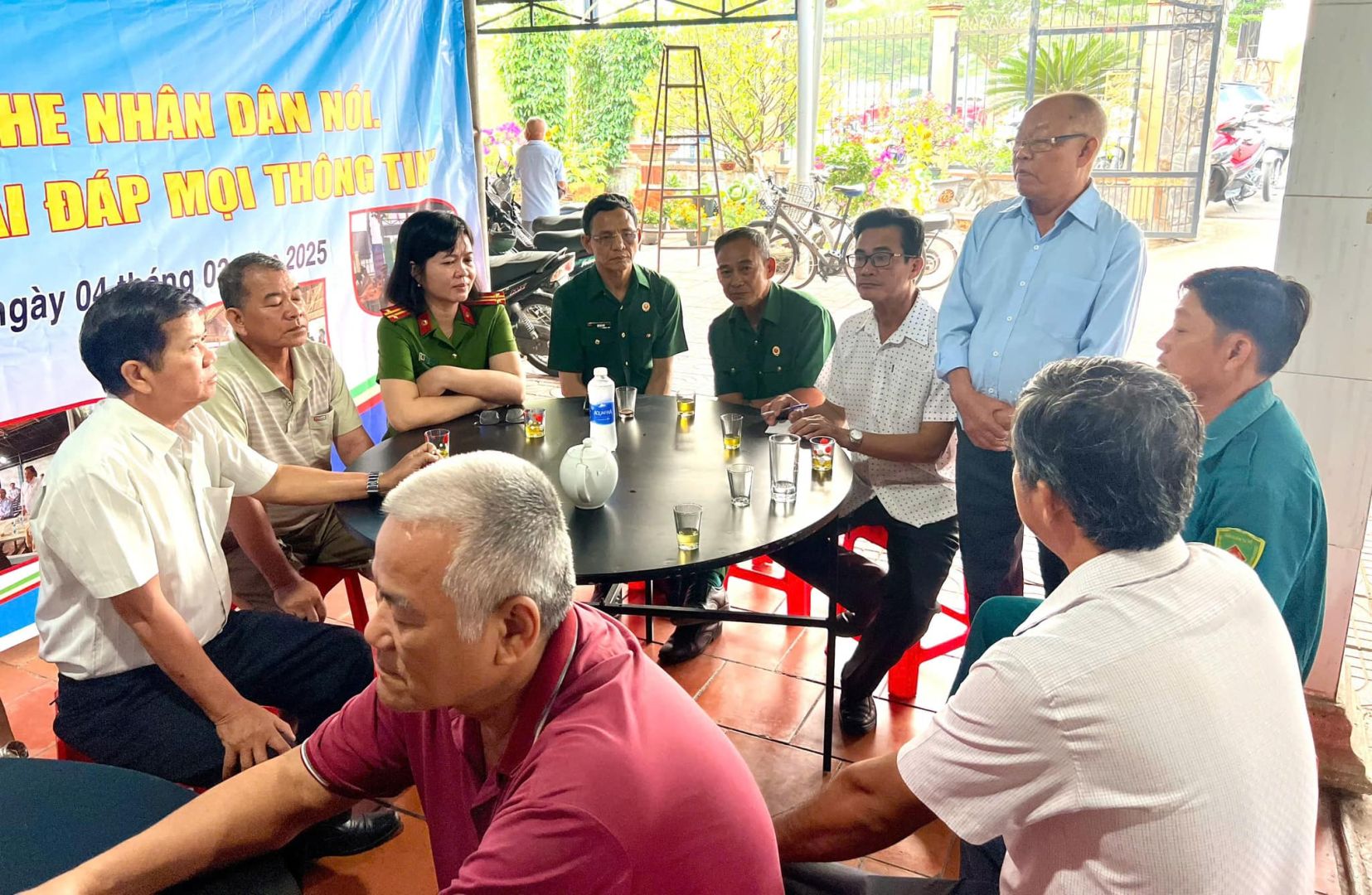 Có thể là hình ảnh về 9 người và văn bản cho biết 'HE NHÂN DÂN NÓL I ĐÁP MỌI THÔNG TU 2025 gày oathóng 02'