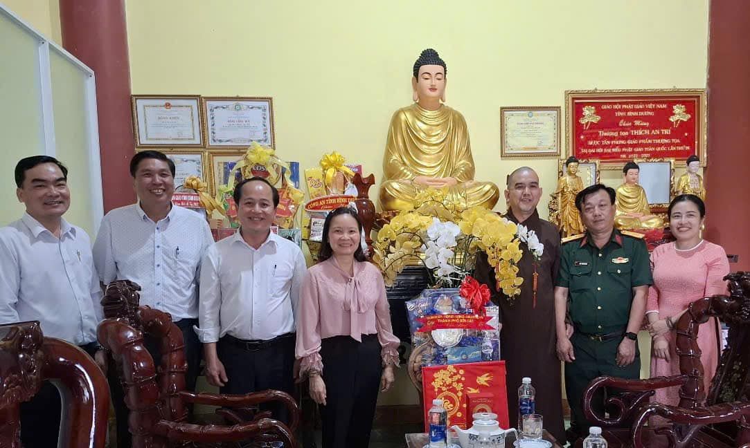 Có thể là hình ảnh về 9 người, đền thờ và văn bản