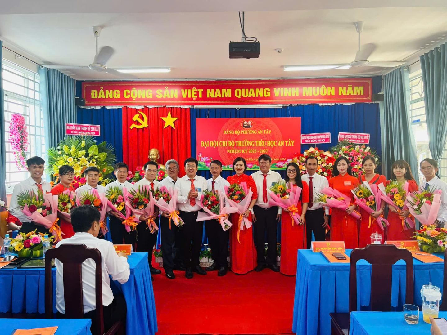 Có thể là hình ảnh về 13 người, cái bục và văn bản