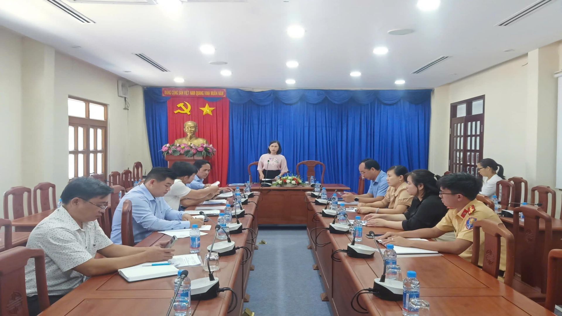 Có thể là hình ảnh về 5 người, mọi người đang học và văn bản