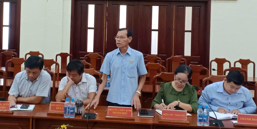 Có thể là hình ảnh về 5 người và văn bản