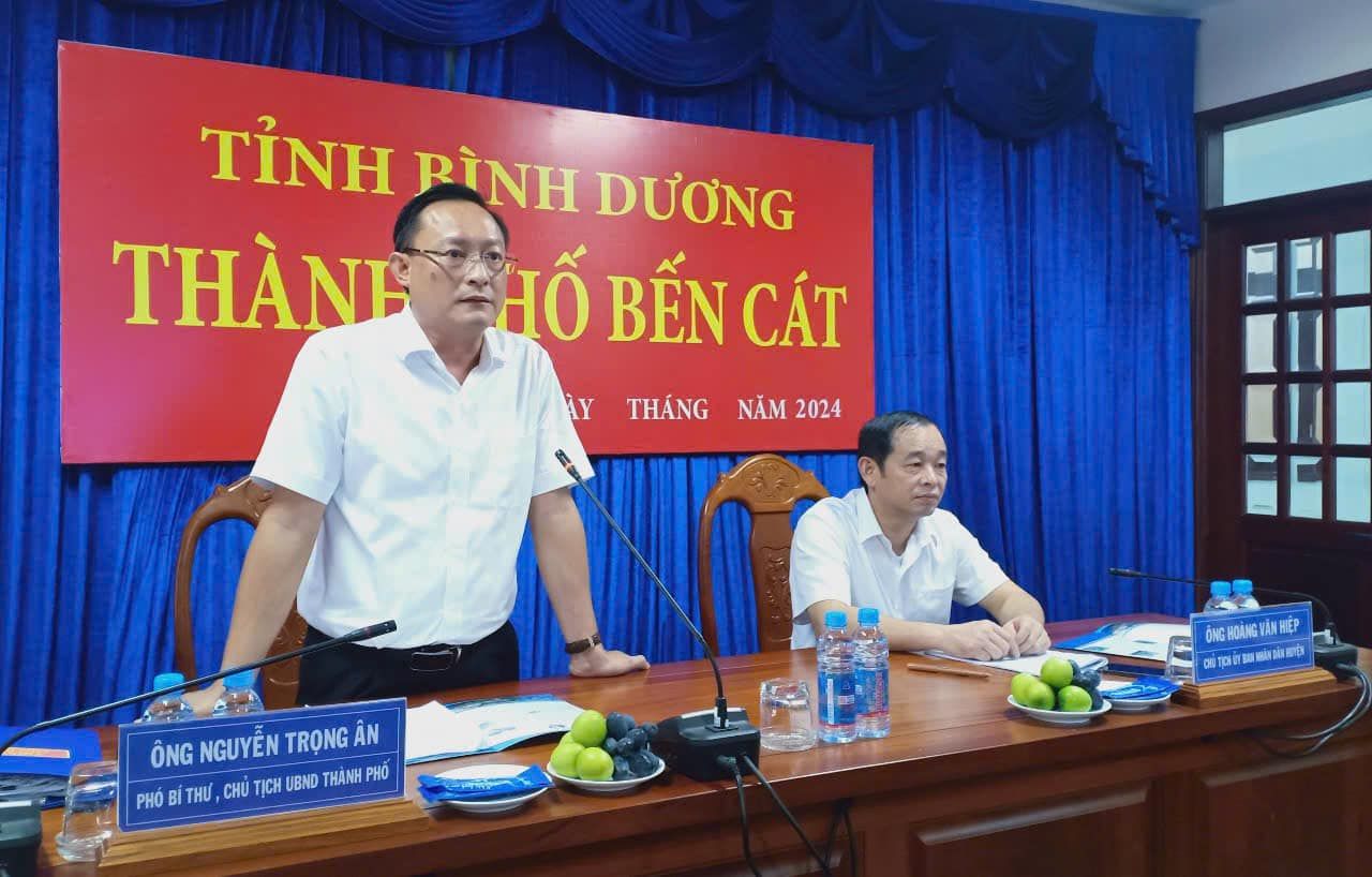 Có thể là hình ảnh về 2 người và văn bản