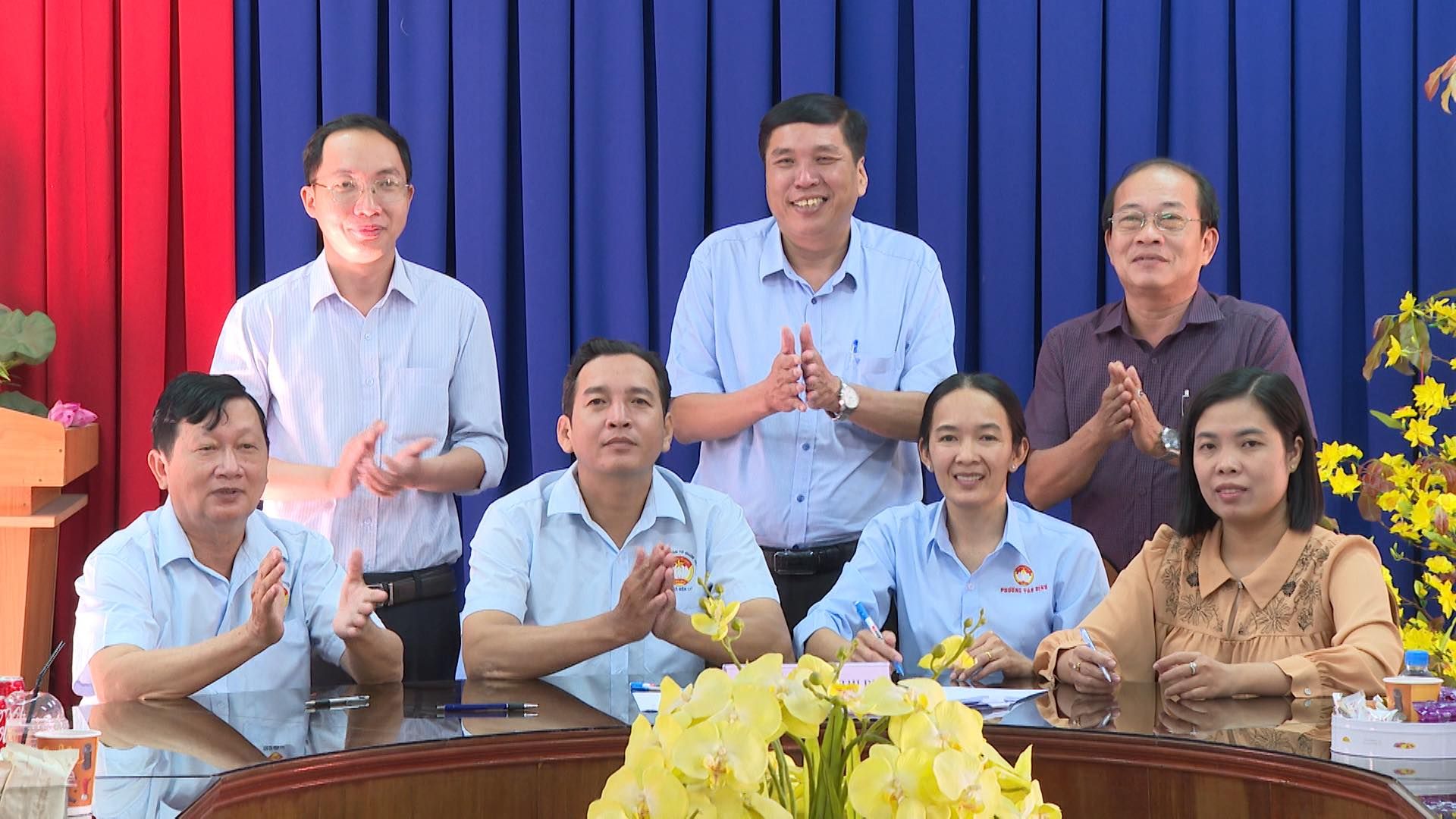 Có thể là hình ảnh về 6 người, phòng tin tức và cái bục