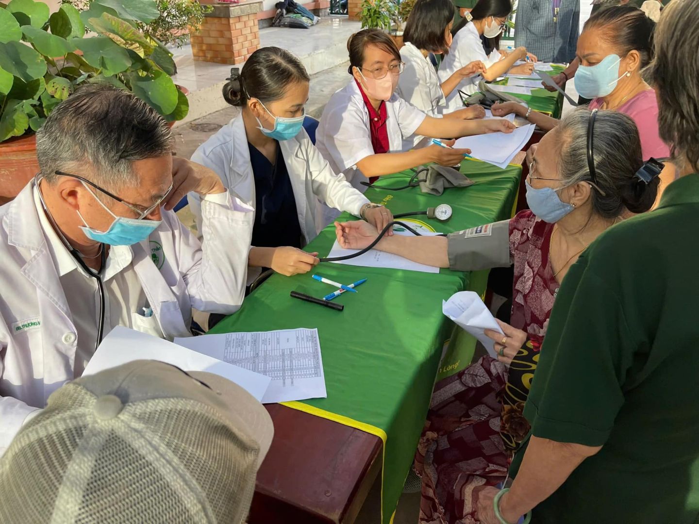 C&oacute; thể l&agrave; h&igrave;nh ảnh về 6 người, mọi người đang học, bệnh viện v&agrave; văn bản