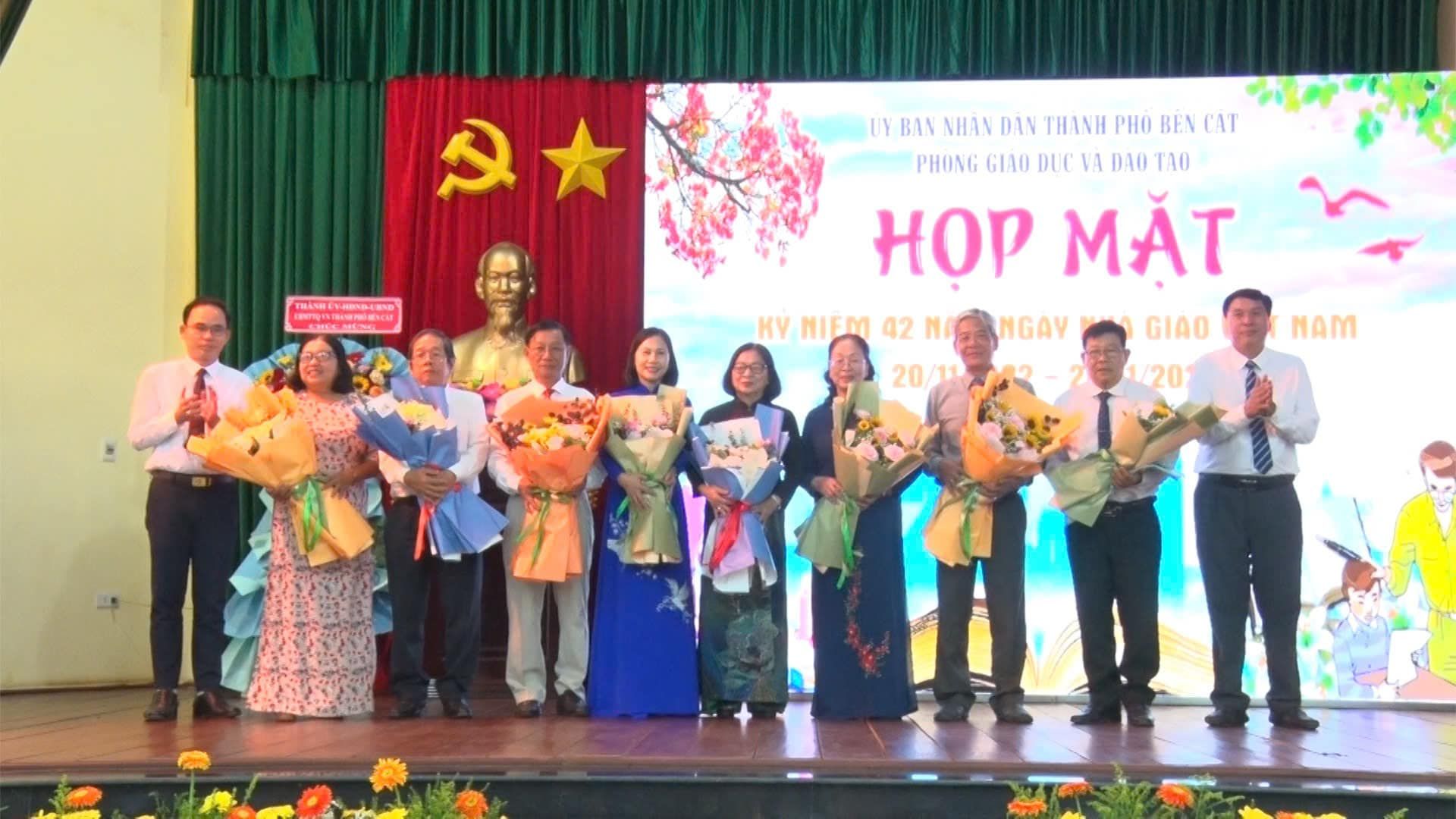 Có thể là hình ảnh về ‎11 người và ‎văn bản cho biết '‎ב C BIN NHAN DAN THANH PHO BENCAT BEN PHONG GIAO DUC DAU TAO HOP MẶT KV NIEM 42 HIEM42NIGANGAY NGAV GIAO 20.109-2201 20 20/11 V20 NAM‎'‎‎