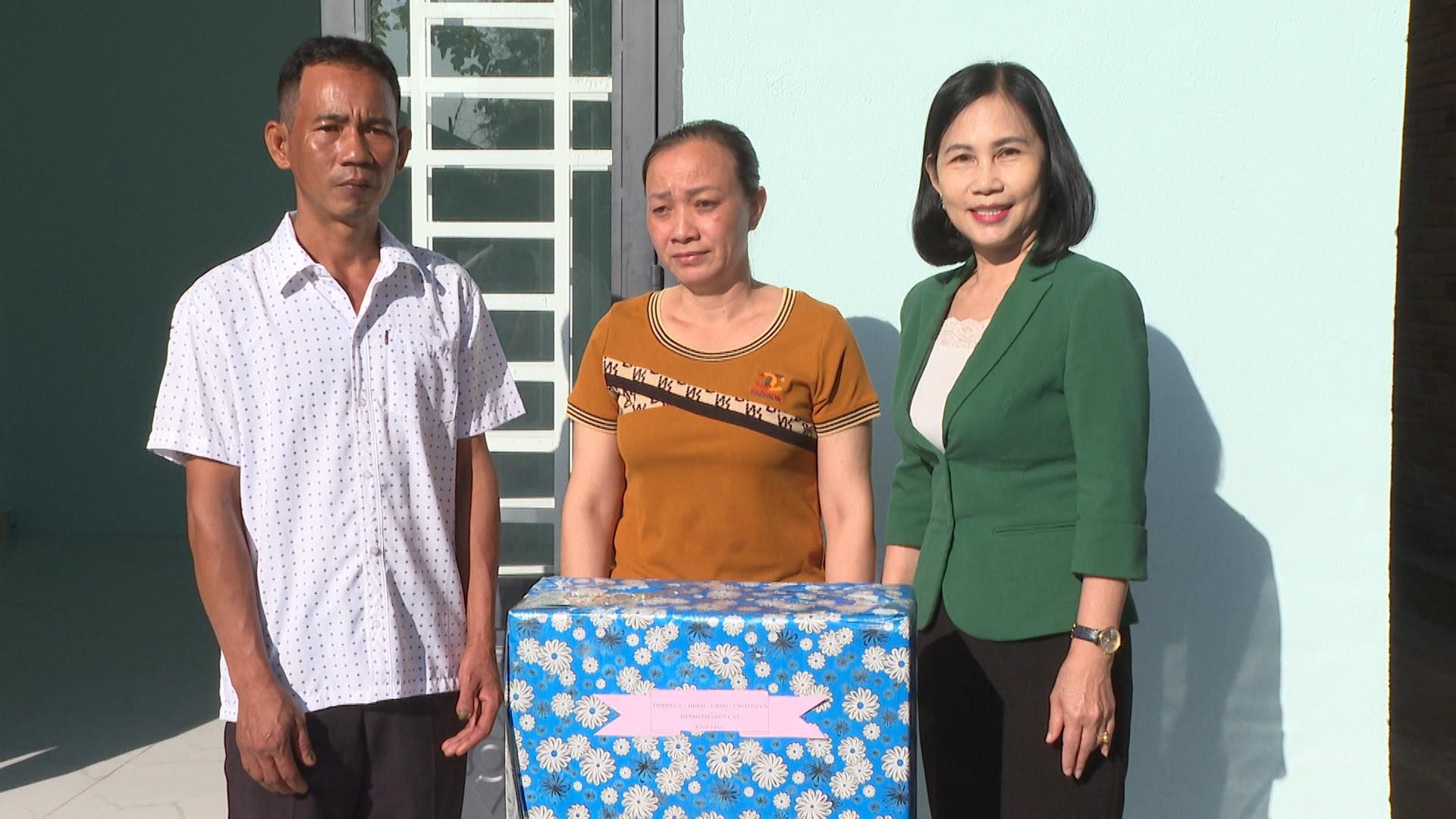 Có thể là hình ảnh về 3 người và văn bản