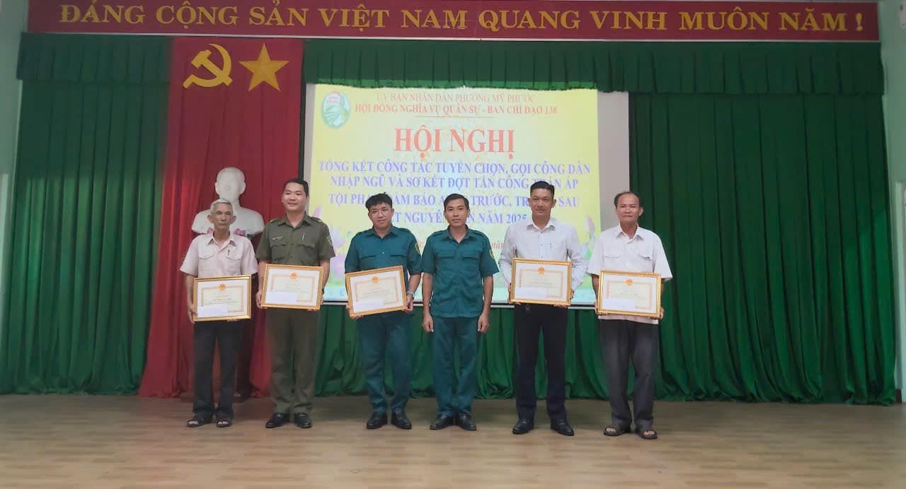 Có thể là hình ảnh về 6 người và văn bản