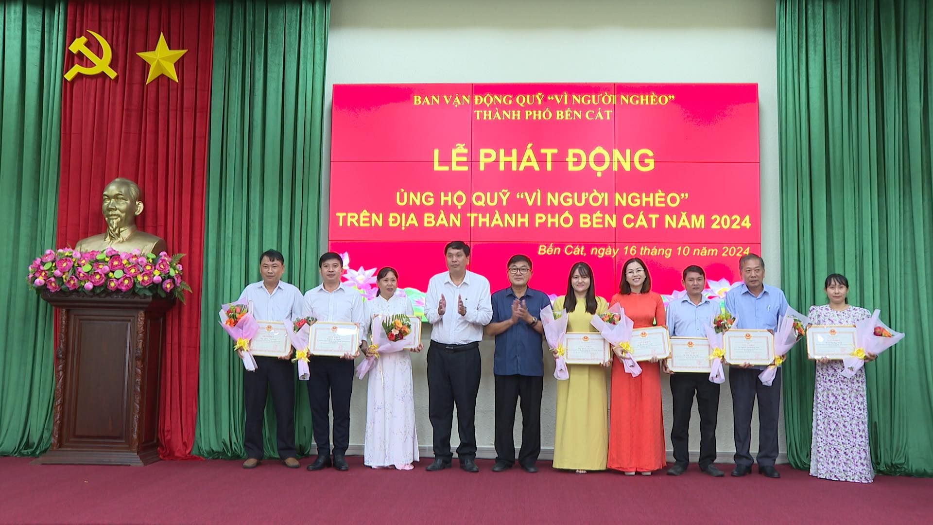 Có thể là hình ảnh về 10 người và văn bản