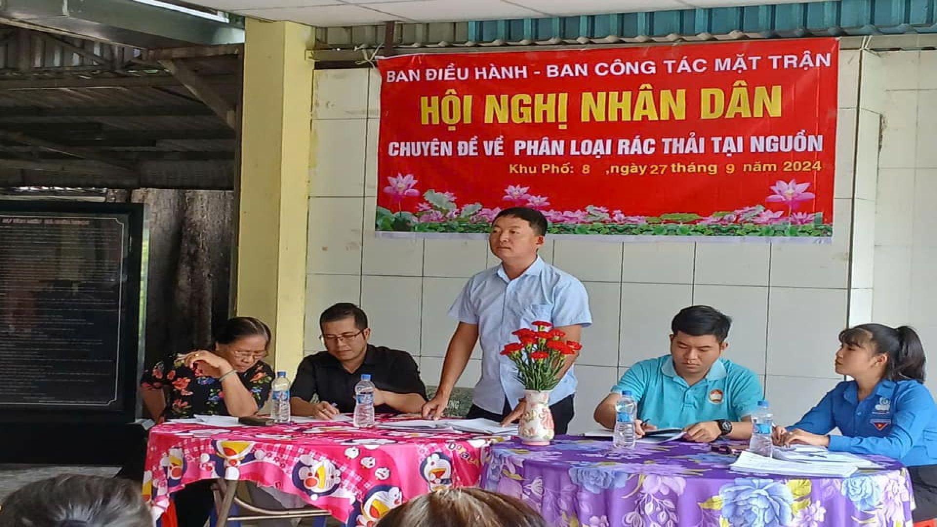 Có thể là hình ảnh về 7 người và văn bản