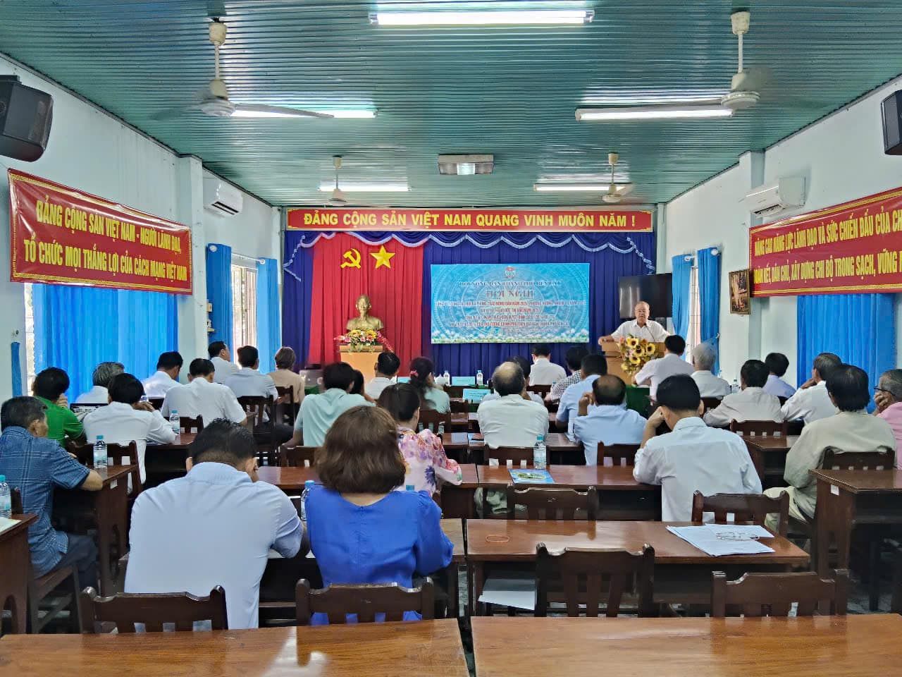 Có thể là hình ảnh về 7 người, mọi người đang học, đền thờ và văn bản