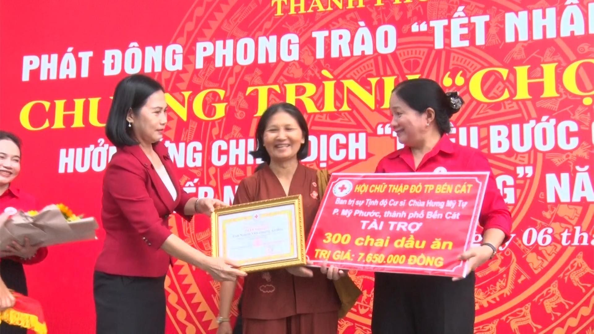 Có thể là hình ảnh về 4 người và văn bản cho biết 'THAI PHÁT ĐÔNG PHONG TRÀO "TẾT NHA CHU NG TRÌNI CHO HƯỞI NG CH:. ỊCH BƯỚC ናር" G NĂ ACЙΥΗΑPΟOTP.AT CÁT Ho cHй THÁP ĐỎ TP BÉN ដស Tinh Chúa Hưng My Phước, thành phố Bến Ca TAI TRỢ 300 chai dầu ăn TRỊ GIÁ: 7.650. TRIGIA:7.650.000 000 ĐÔNG 06 EAL th'