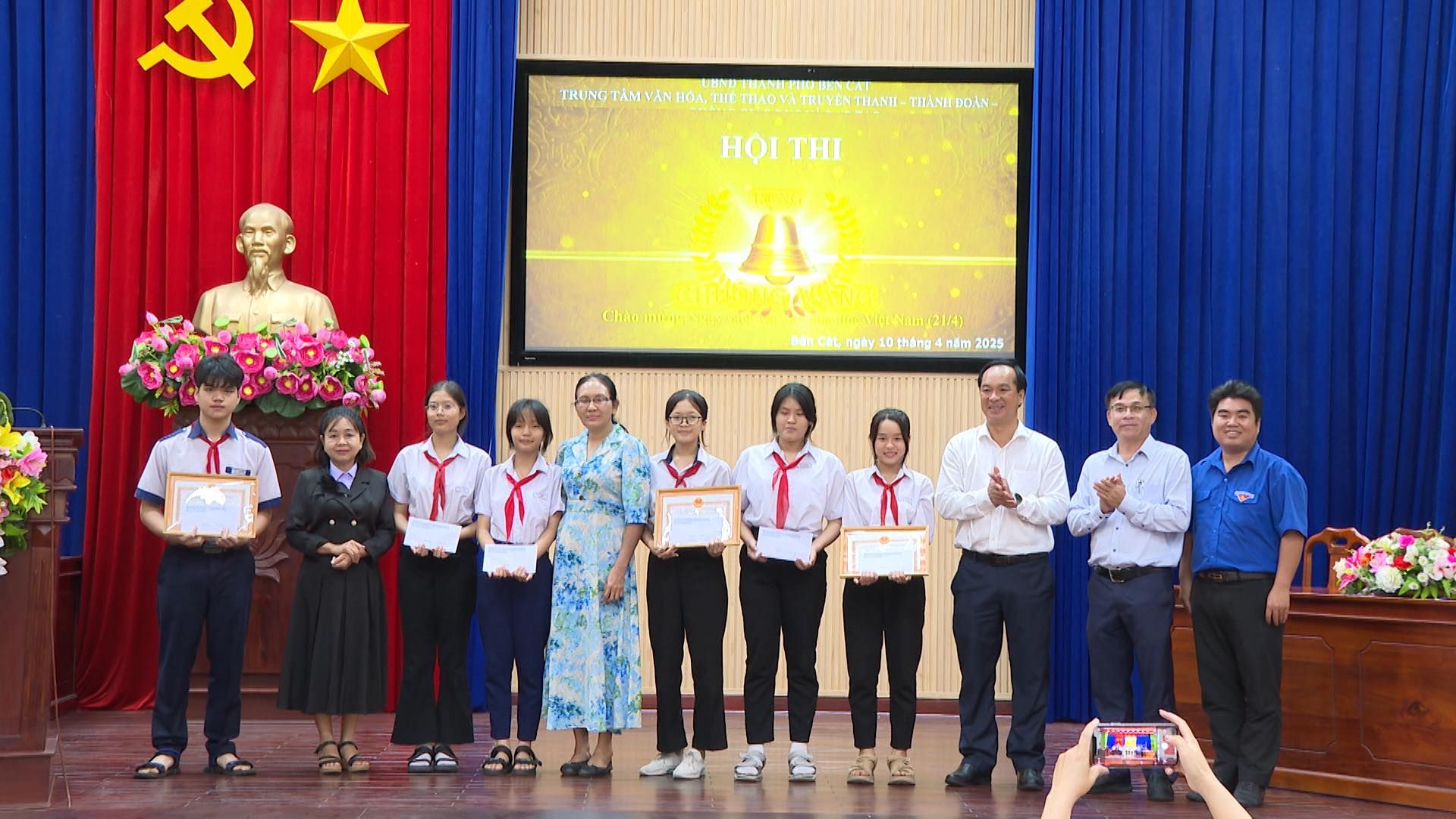 C&oacute; thể l&agrave; h&igrave;nh ảnh về 11 người, c&aacute;i bục v&agrave; văn bản