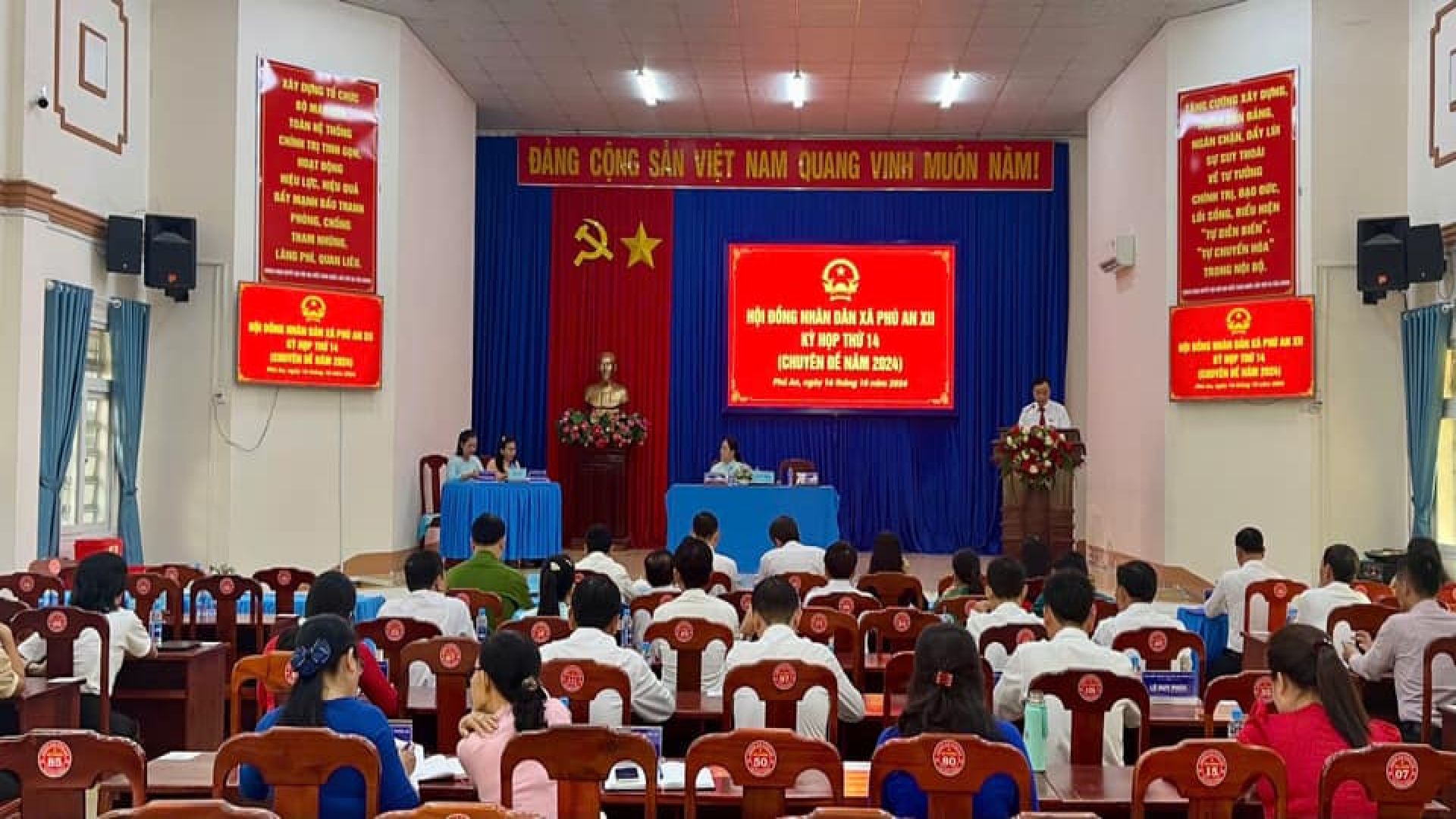 Có thể là hình ảnh về 1 người, cái bục và văn bản