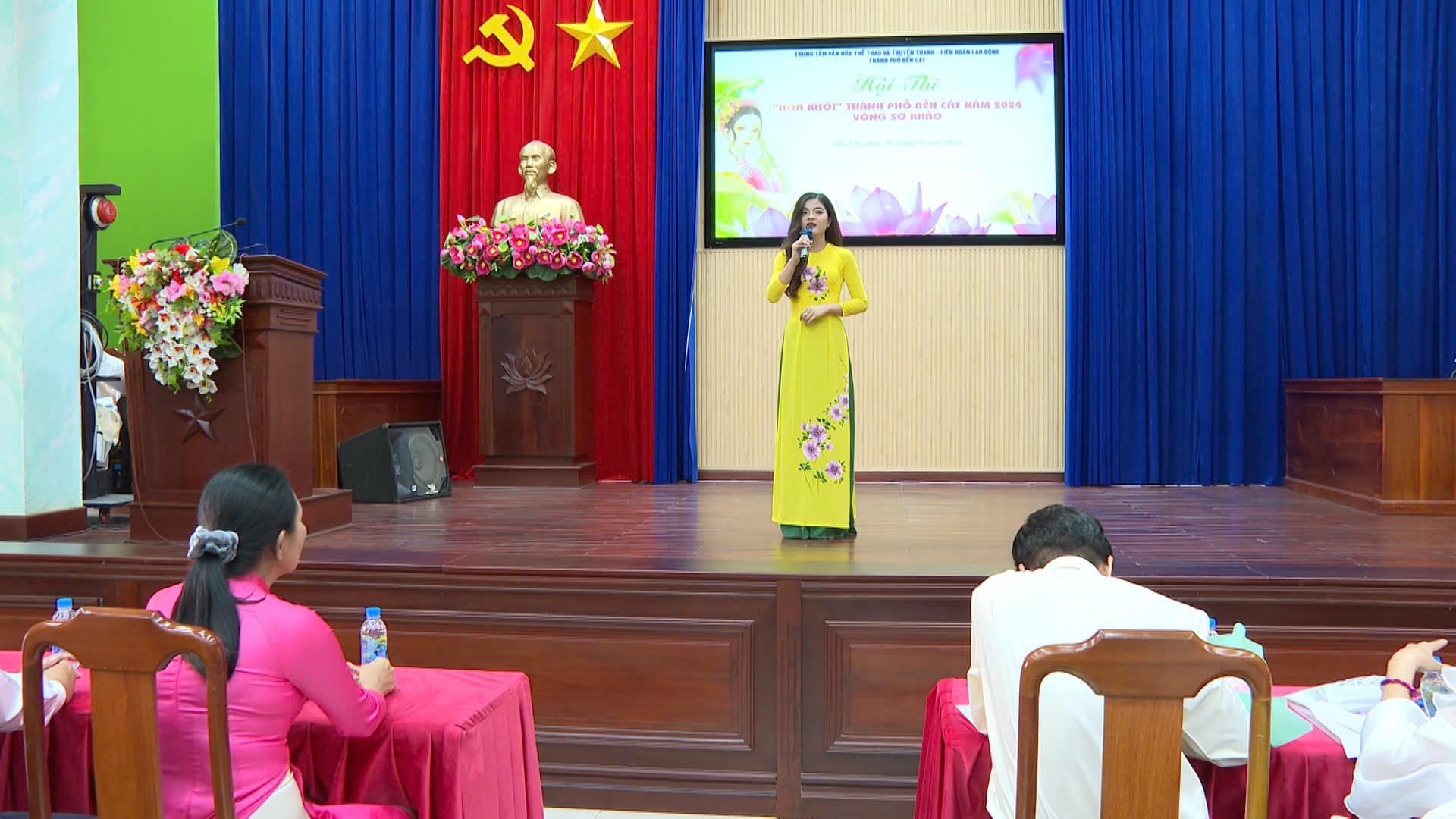 Có thể là hình ảnh về 3 người, cái bục và văn bản