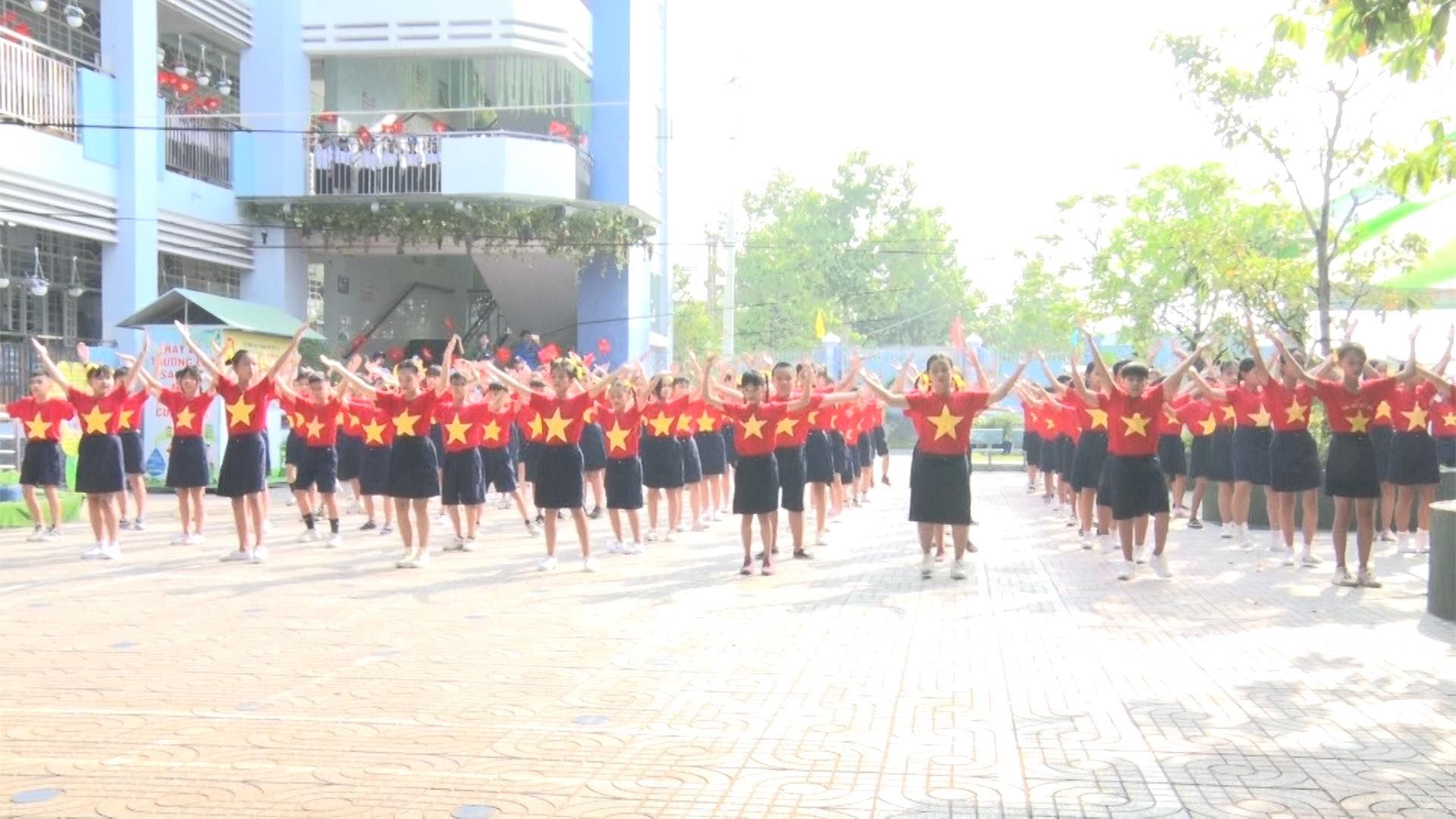 Có thể là hình ảnh về 6 người