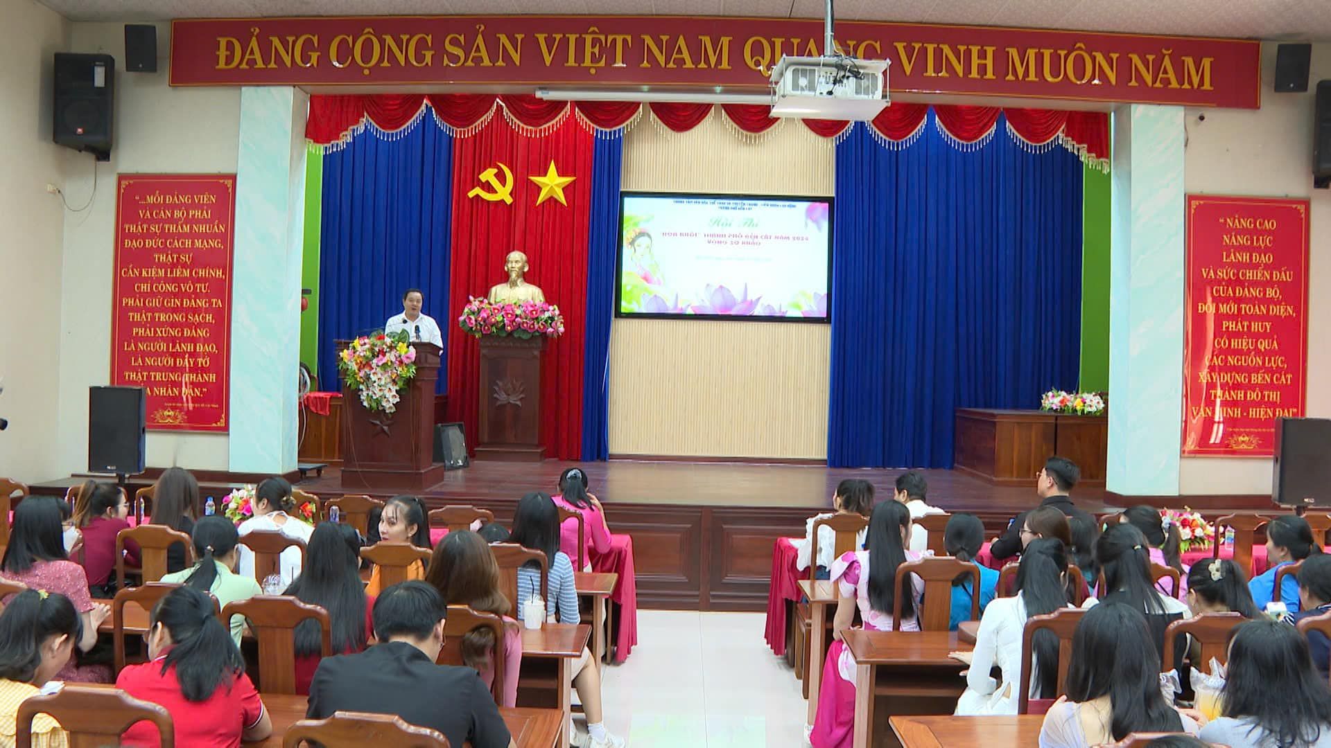 Có thể là hình ảnh về 3 người và văn bản