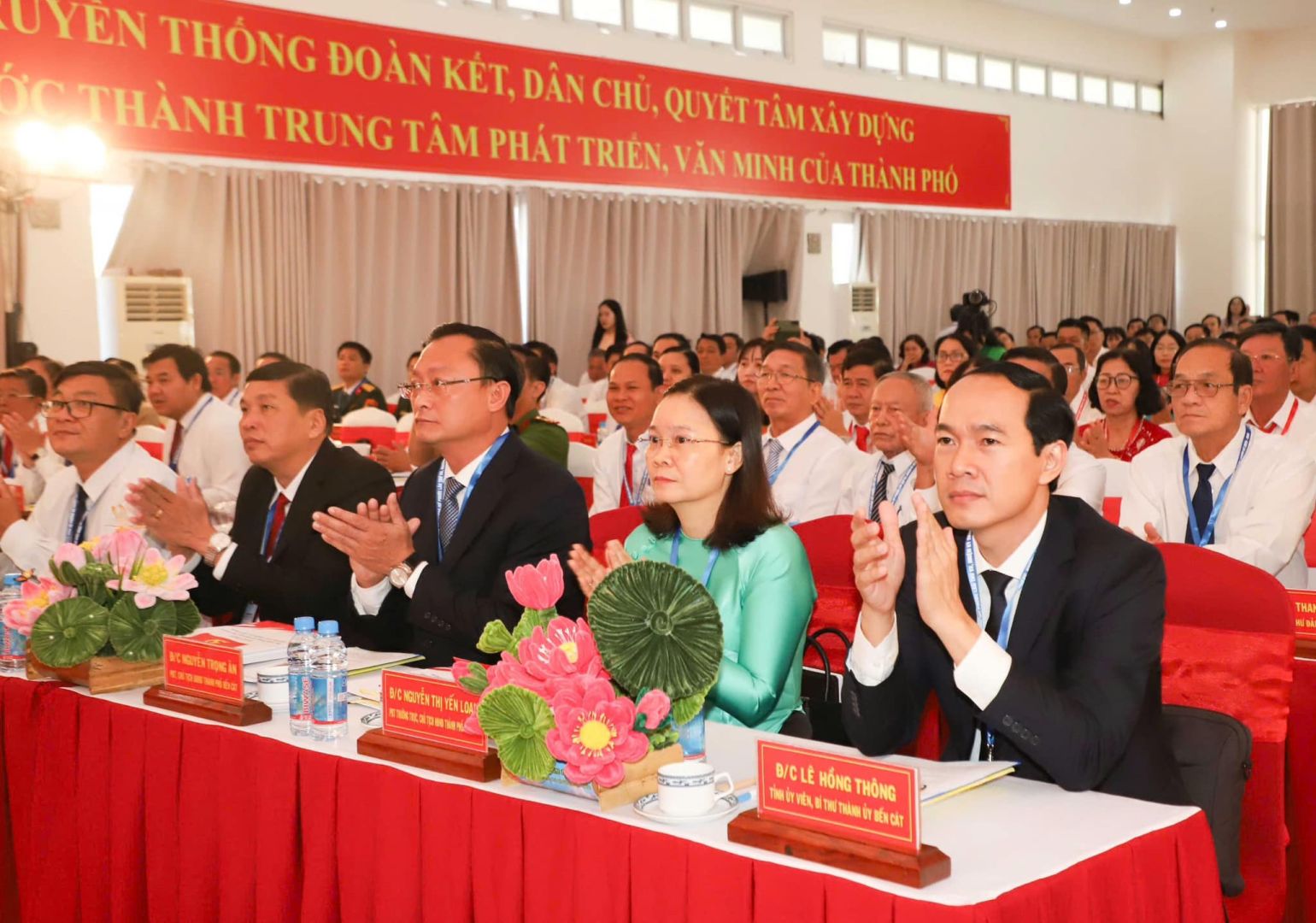 Có thể là hình ảnh về 4 người và văn bản