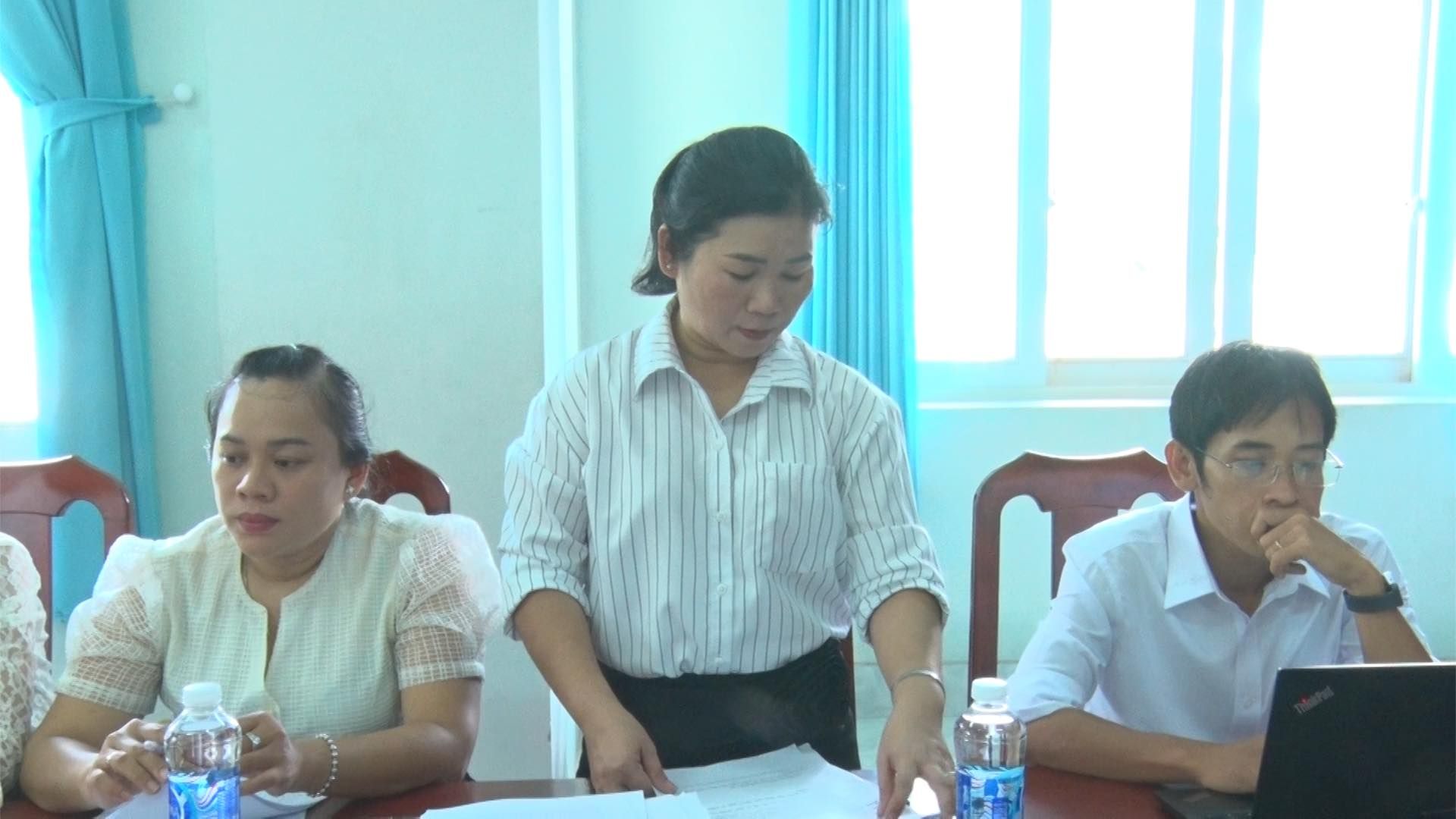 Có thể là hình ảnh về 3 người và mọi người đang học