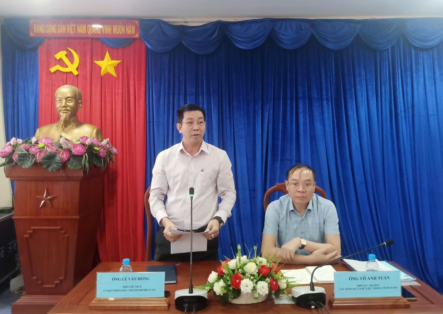 Có thể là hình ảnh về 2 người, cái bục và văn bản