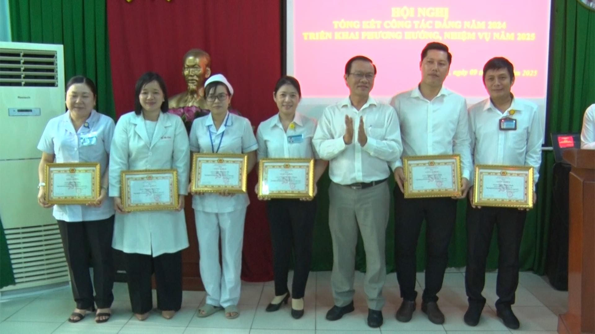 Có thể là hình ảnh về 8 người và văn bản