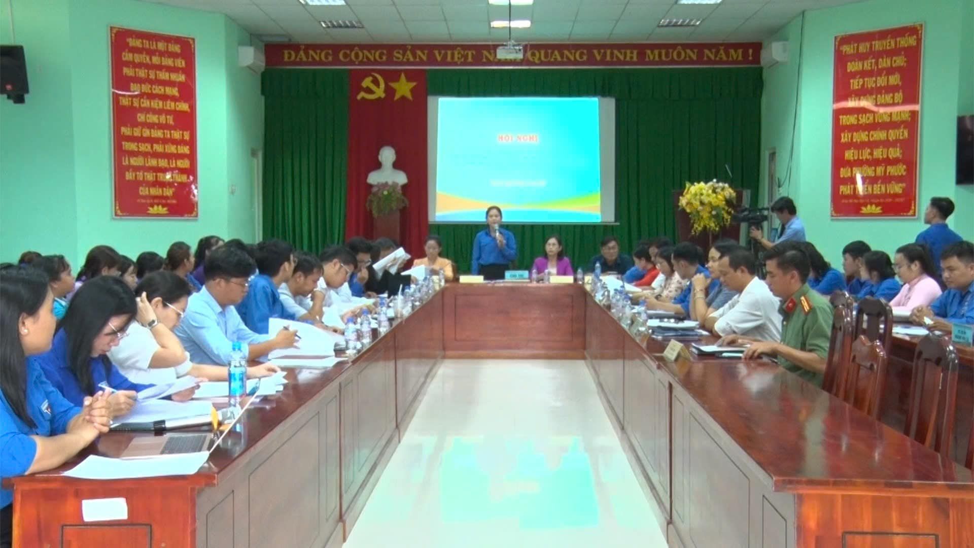 C&oacute; thể l&agrave; h&igrave;nh ảnh về 10 người, mọi người đang học v&agrave; văn bản