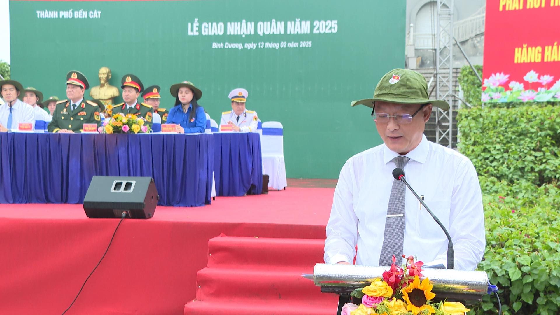 Có thể là hình ảnh về 8 người và văn bản