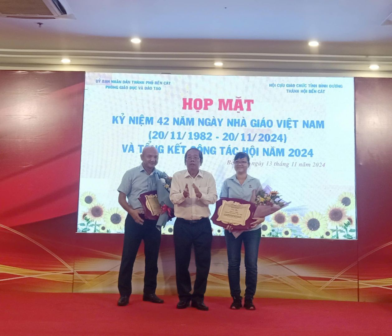 Có thể là hình ảnh về 3 người và văn bản