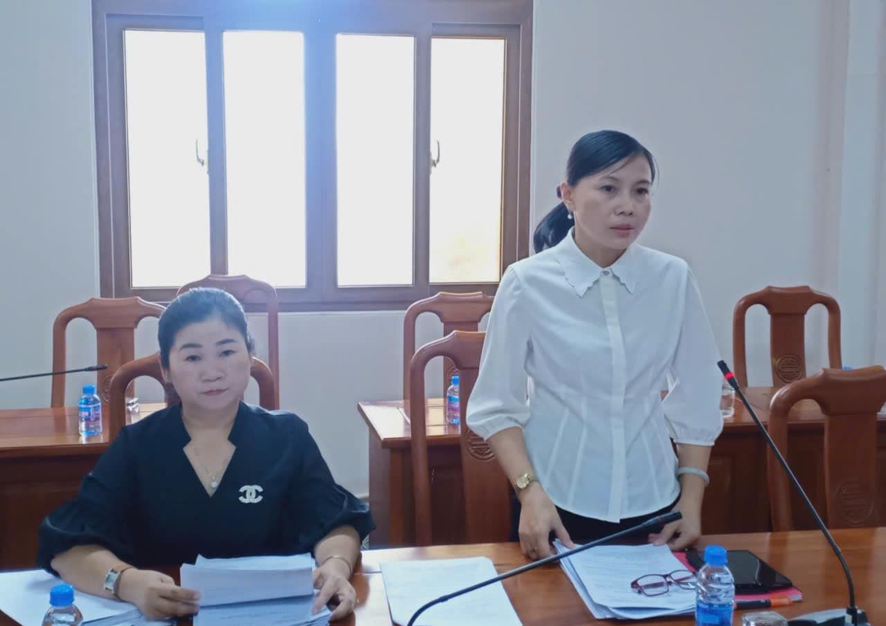 Có thể là hình ảnh về 2 người và mọi người đang học