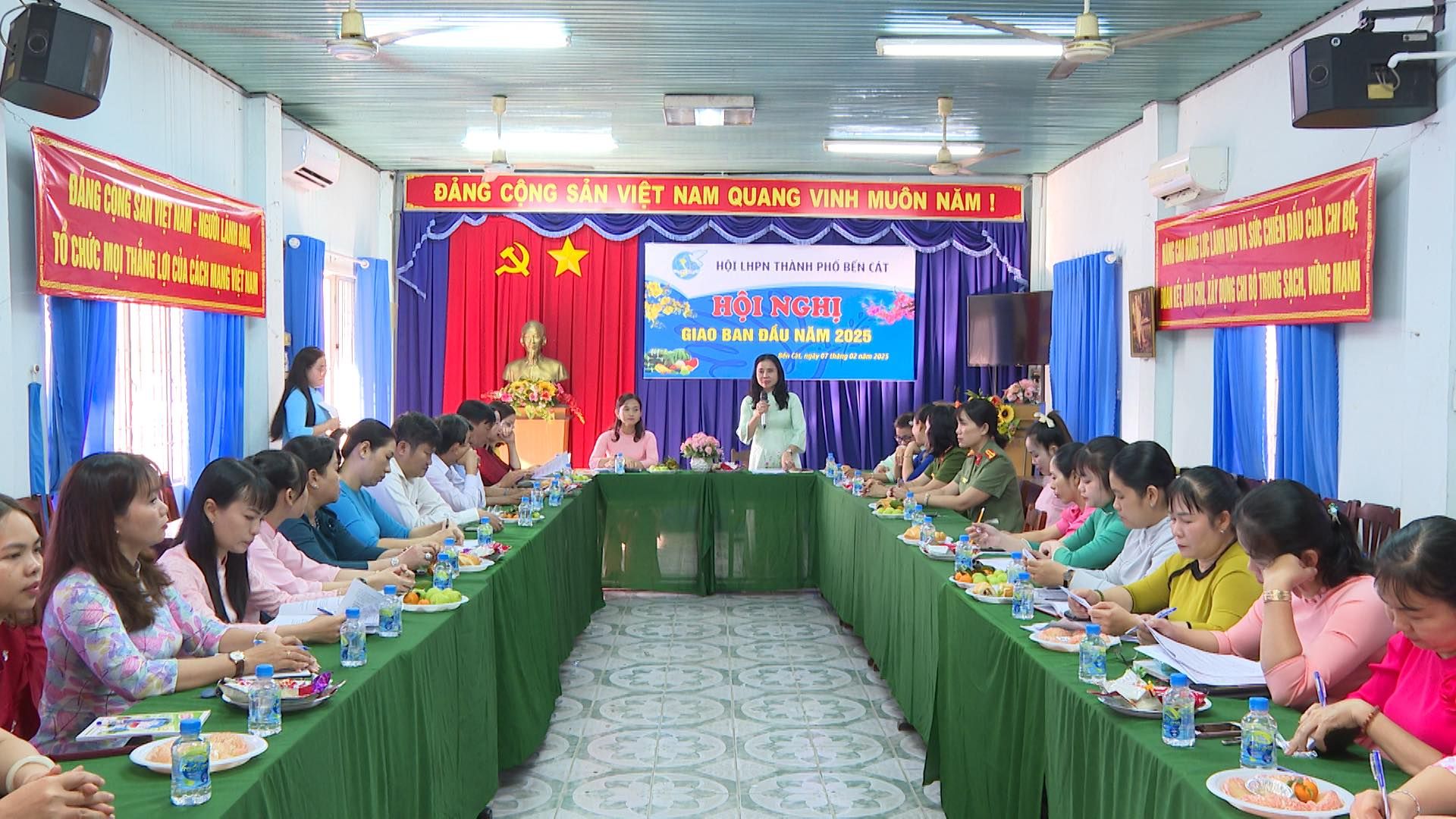 C&oacute; thể l&agrave; h&igrave;nh ảnh về 12 người, b&agrave;n v&agrave; văn bản