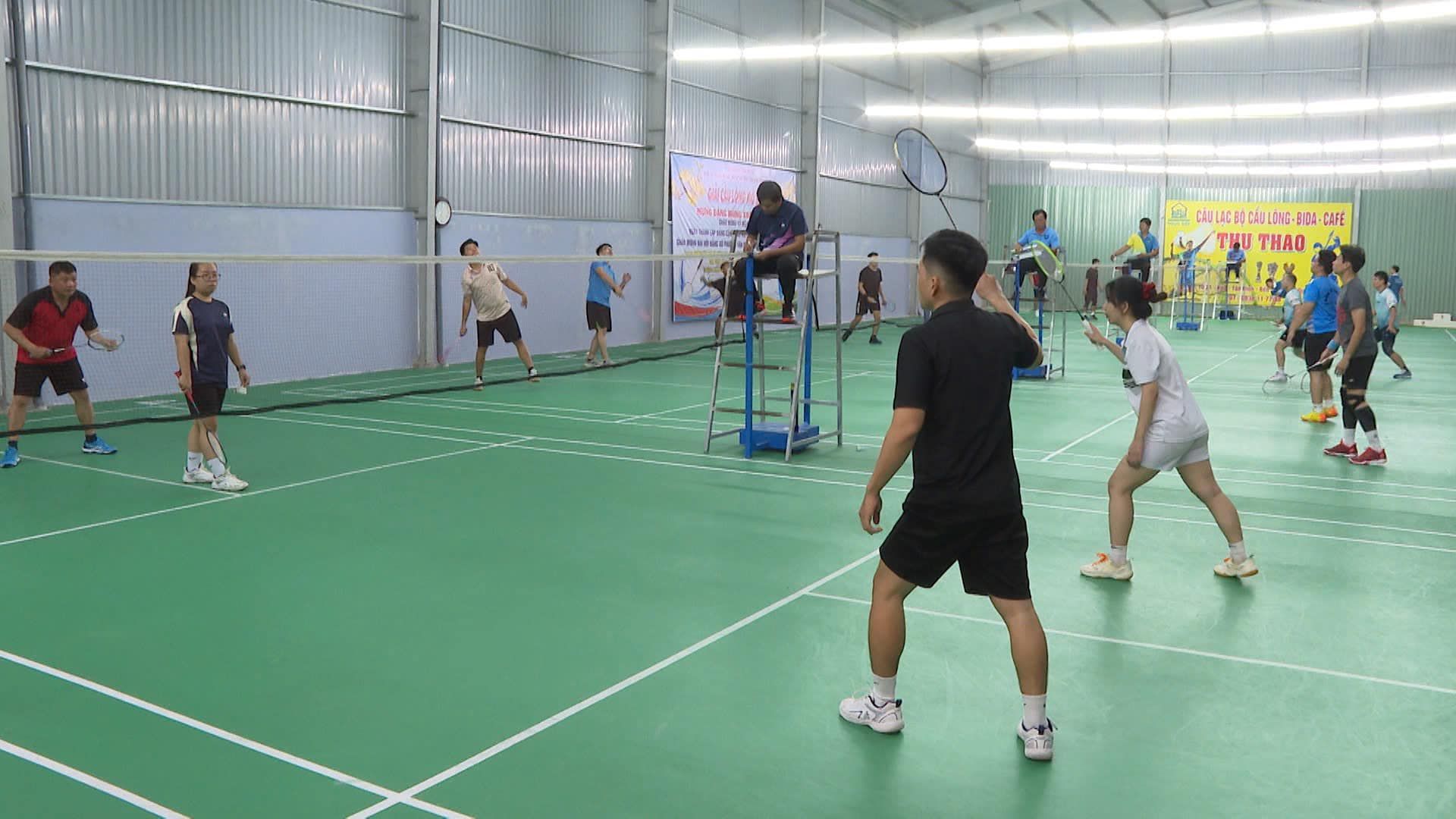Có thể là hình ảnh về 11 người, mọi người đang chơi tennis và văn bản