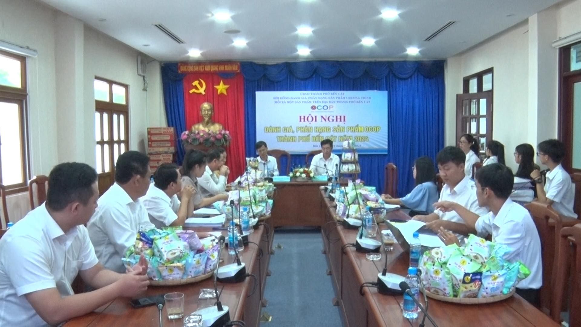 Có thể là hình ảnh về 10 người và văn bản