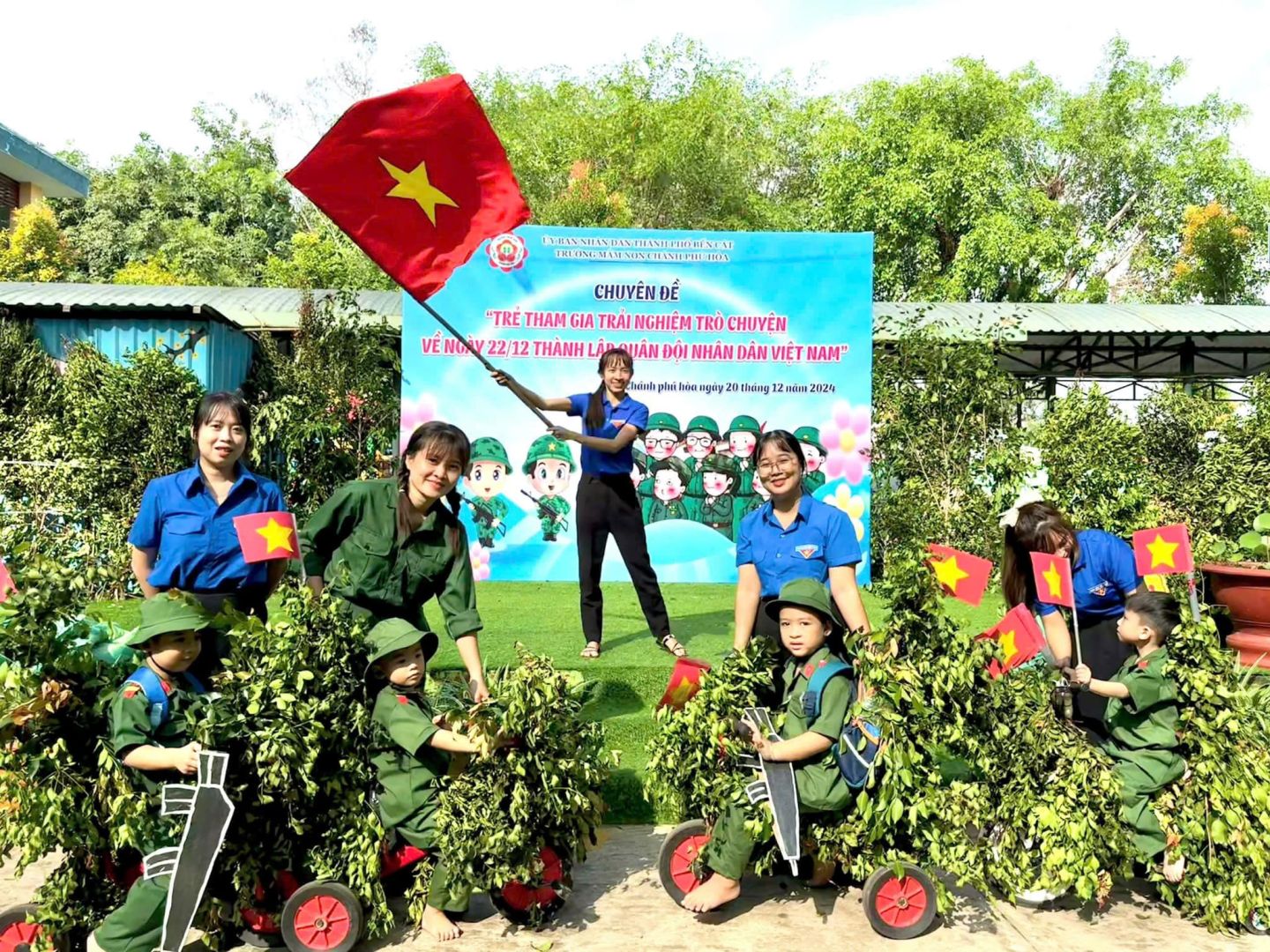 C&oacute; thể l&agrave; h&igrave;nh ảnh về 8 người v&agrave; văn bản