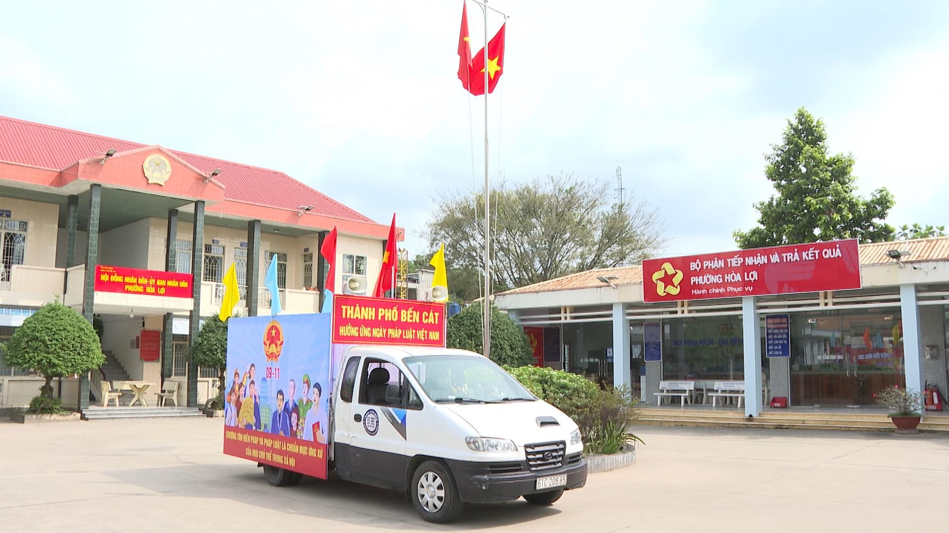 Có thể là hình ảnh về 2 người và văn bản