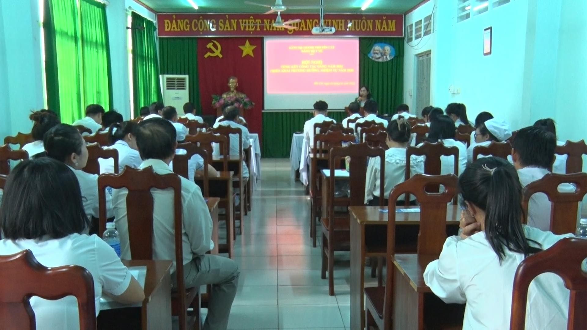 Có thể là hình ảnh về 8 người, mọi người đang học và văn bản