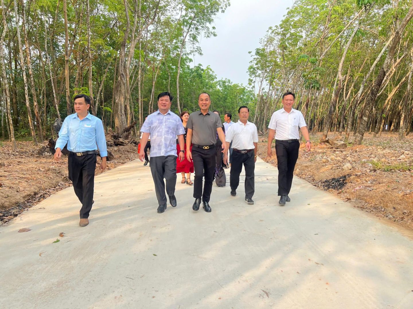 Có thể là hình ảnh về 5 người