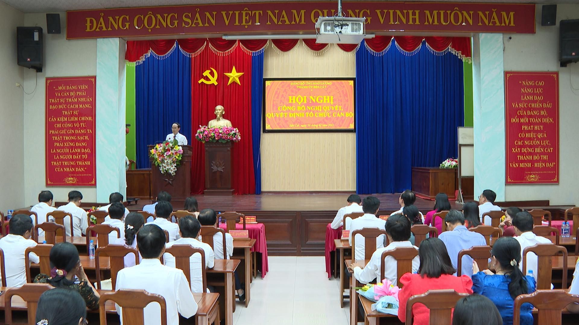 Có thể là hình ảnh về 5 người và văn bản