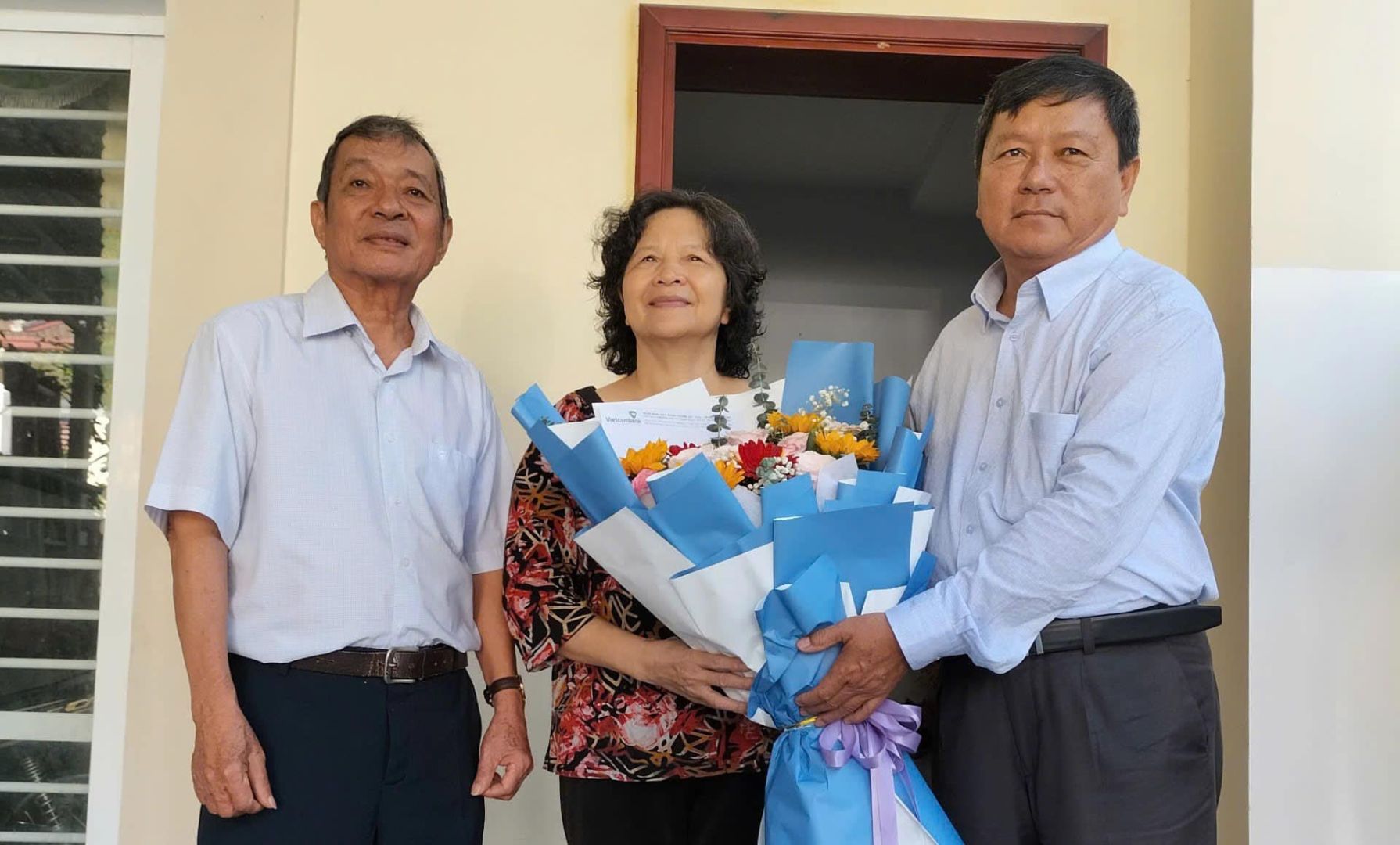 C&oacute; thể l&agrave; h&igrave;nh ảnh về 3 người