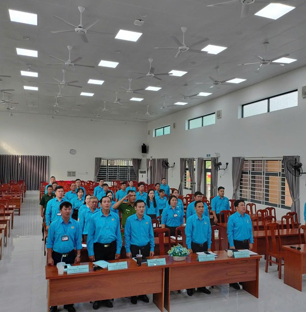 Có thể là hình ảnh về 3 người