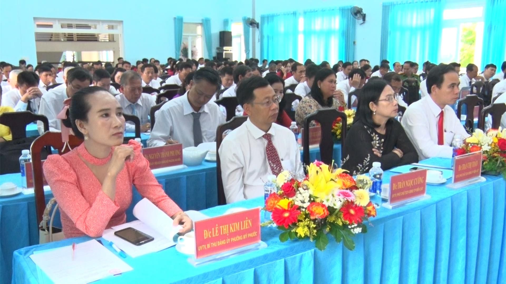 Có thể là hình ảnh về 4 người, cái bục và văn bản