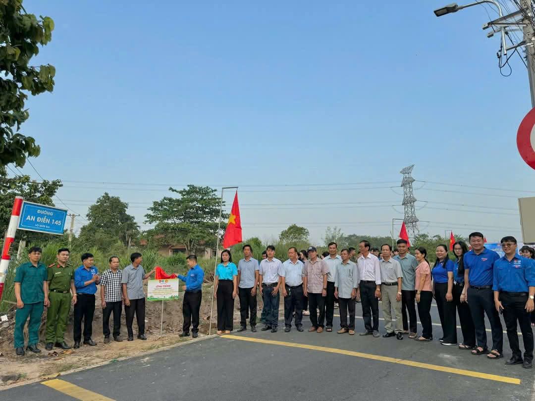 Có thể là hình ảnh về 16 người và văn bản