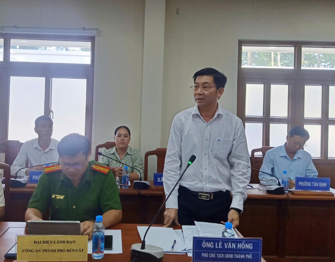Có thể là hình ảnh về 5 người và văn bản