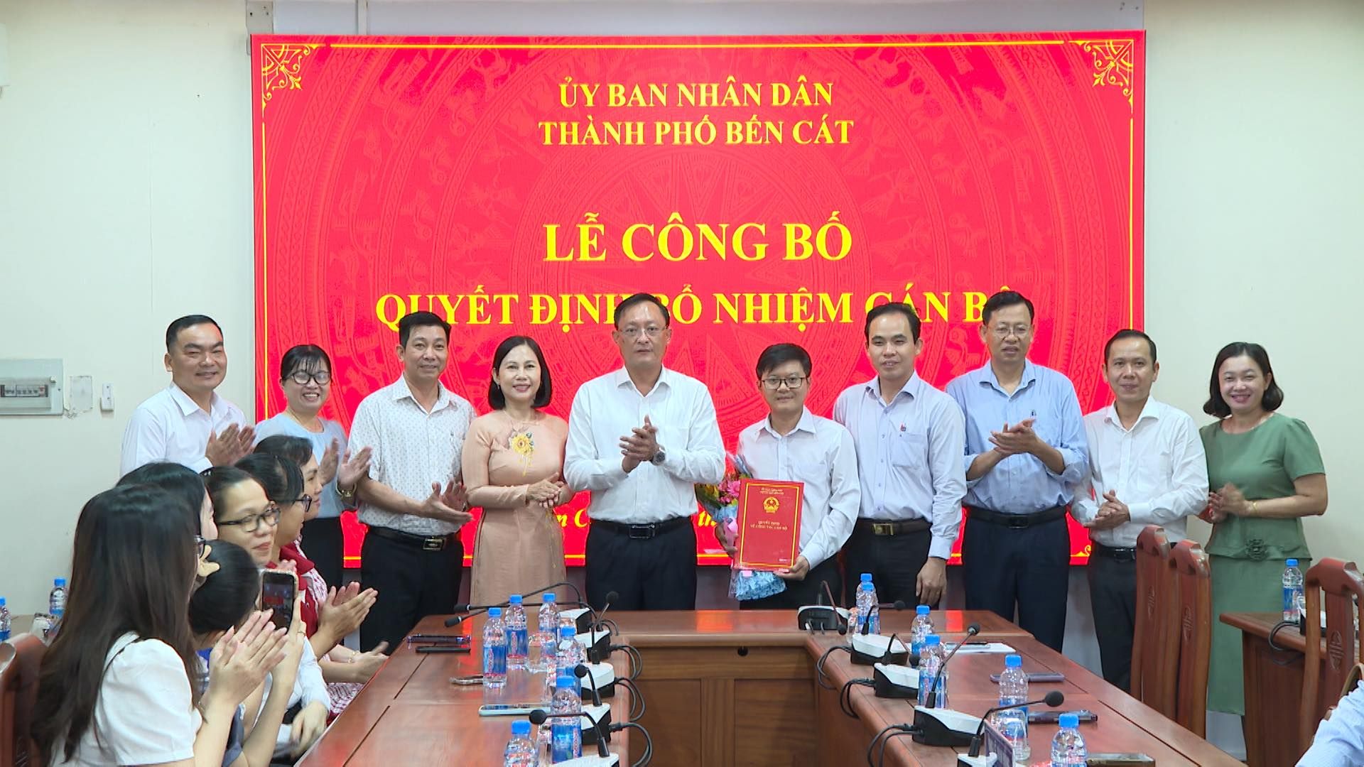 Có thể là hình ảnh về 12 người và văn bản