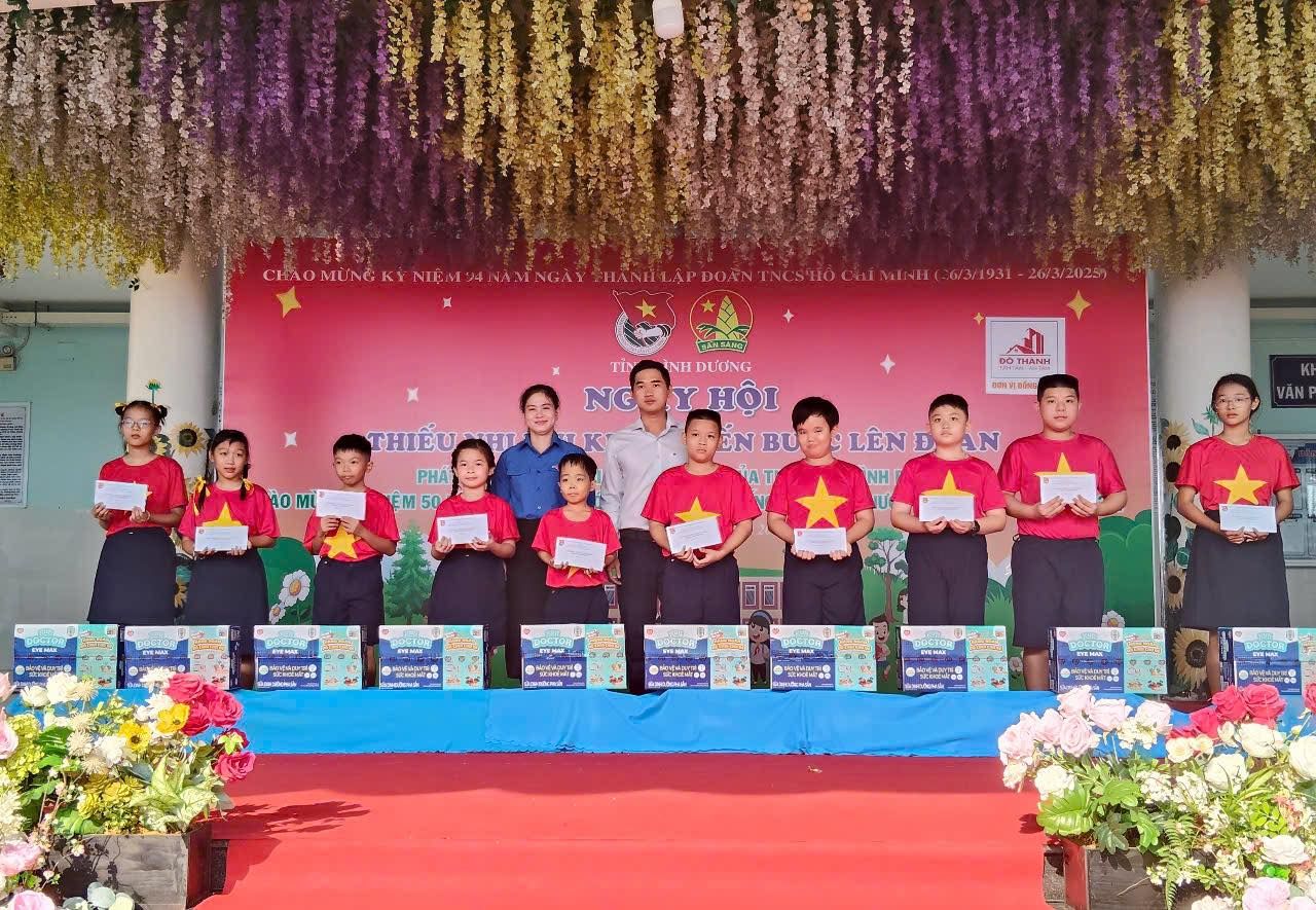 Có thể là hình ảnh về 11 người và văn bản