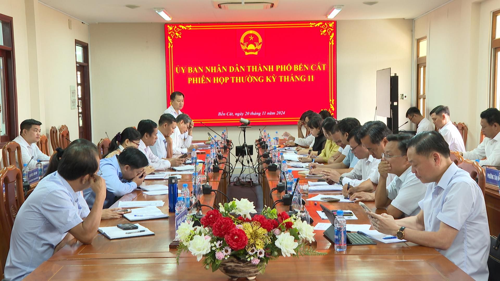 Có thể là hình ảnh về 12 người, mọi người đang học và văn bản