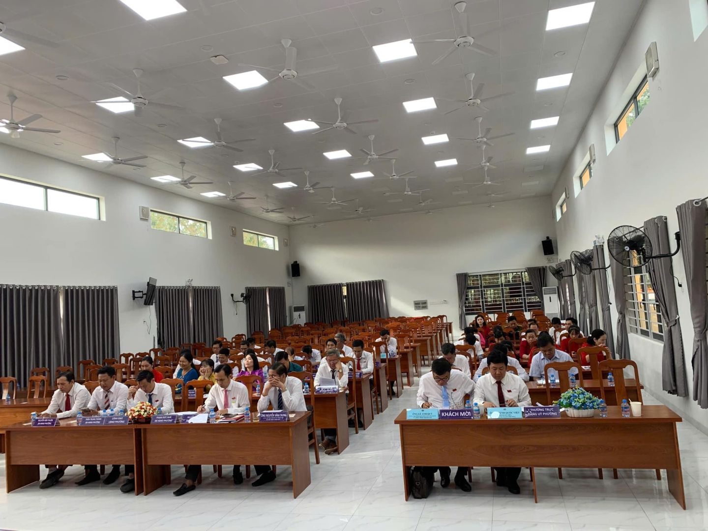 C&oacute; thể l&agrave; h&igrave;nh ảnh về 4 người v&agrave; nhạc cụ